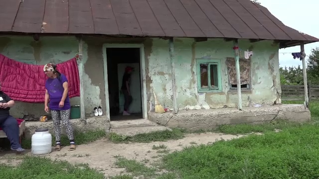 Cazul disperat al unei mame bolnave care isi creste singura fiicele: casa poate cadea oricand peste ele. Cum poate fi ajutata