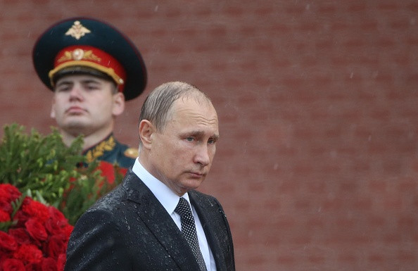 Vladimir Putin, ud leoarca la la o ceremonie de depunere de coroane la Moscova. Cum a fost fotografiat langa Medvedev