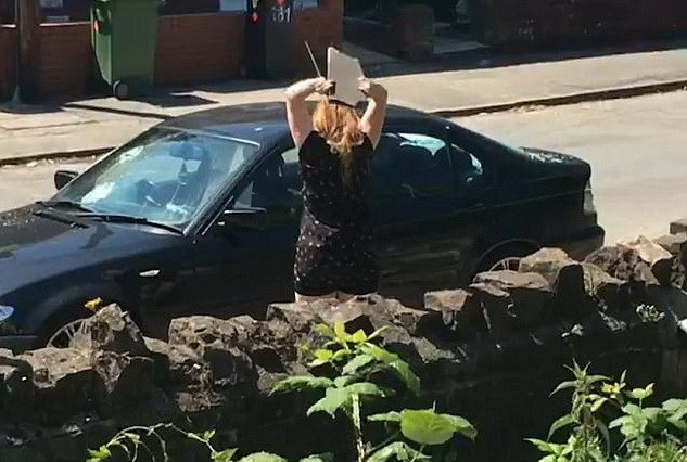 O femeie se razbuna pe iubitul infidel si ii loveste masina 10 minute cu un bolovan, Cum arata BMW-ul la final. VIDEO