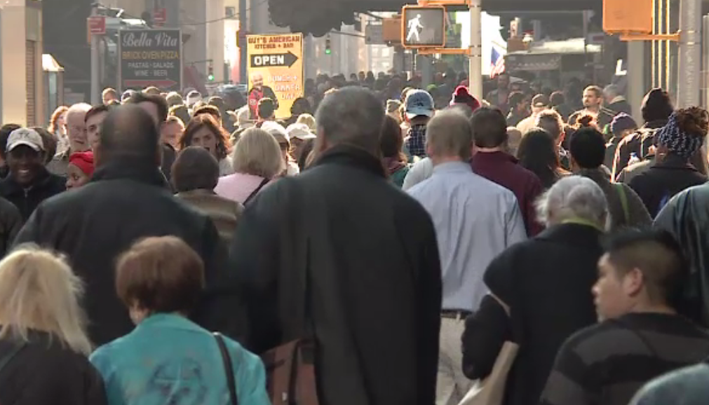 Românii aruncă zilnic tone de mâncare, dar o treime din populaţie e în pragul sărăciei