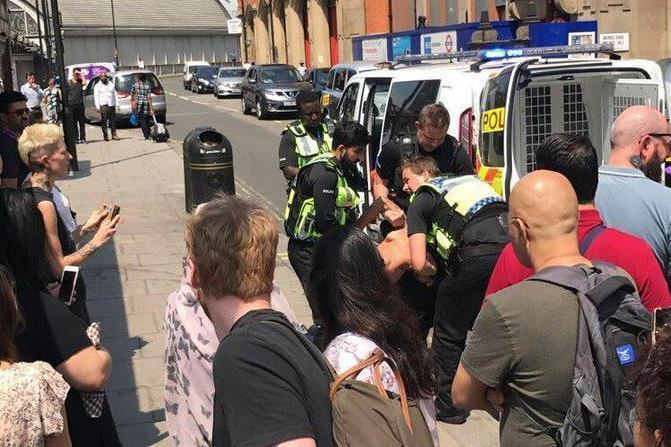 Isterie la Londra din cauza unui roman nervos; el injura in limba materna, iar englezii au inteles "Allah Akbar". Ce a urmat