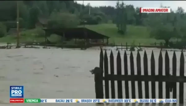 Zeci de gospodarii din toata tara au fost inundate, dupa furtuna de miercuri. Mai multe podete si drumuri, rupte de suvoaie
