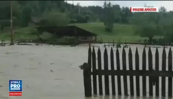 Zeci de gospodarii din toata tara au fost inundate, dupa furtuna de miercuri. Mai multe podete si drumuri, rupte de suvoaie