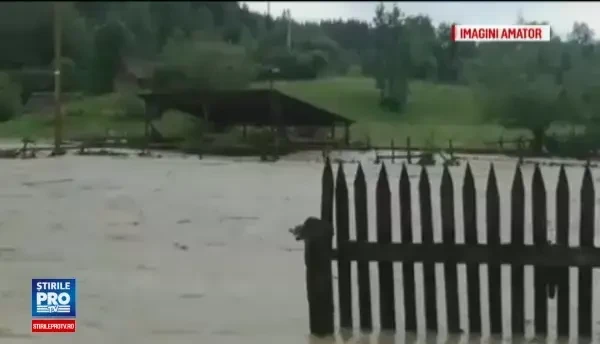 Zeci de gospodarii din toata tara au fost inundate, dupa furtuna de miercuri