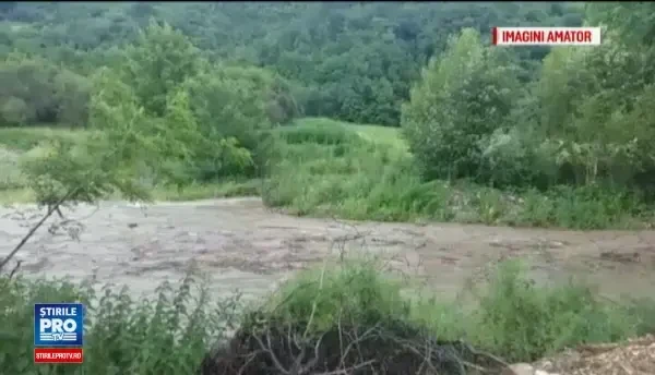 Zeci de gospodarii din toata tara au fost inundate, iar peste masini au cazut copaci. Pentru vineri sunt anuntate iar vijelii