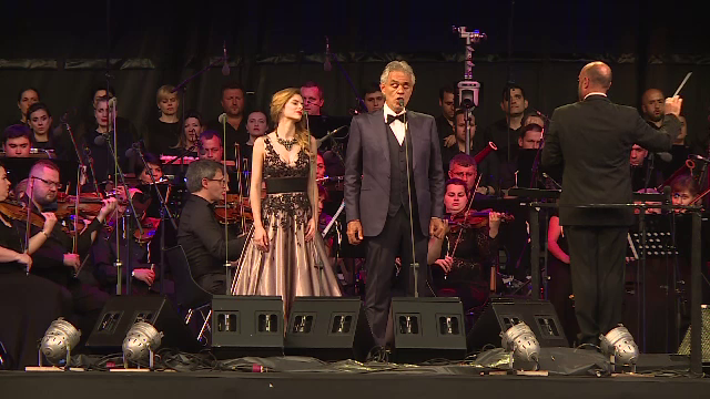 Peste 9.000 de spectatori au fost cuceriti de vocea unica a lui Andrea Bocelli. Suprizele unui concert magistral