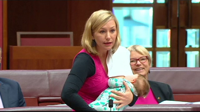 O senatoare australianca, primul politician care alapteaza in timp ce vorbeste in Parlament. Reactia colegilor sai