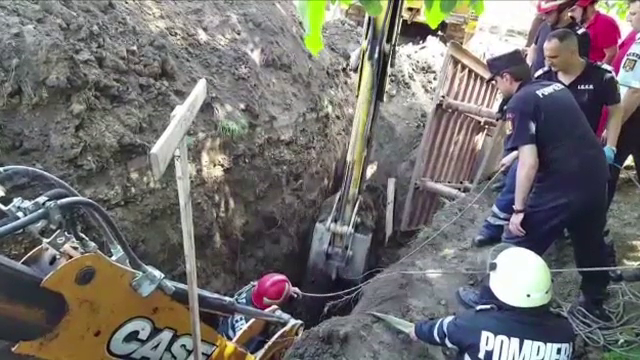 Un barbat in varsta de 30 de ani a fost la un pas de moarte. A stat doua ore prins sub un mal de pamant