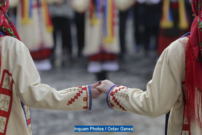 Tradiții de Sânziene. Noaptea în care fetele își pot visa viitorul soț. Ce trebuie să facă