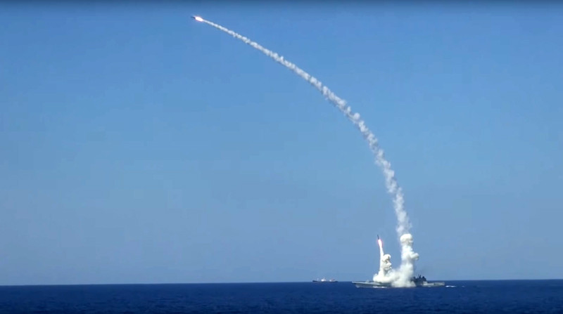 Putin anunţă că trimite în Mediterană nave de război dotate cu rachete nucleare