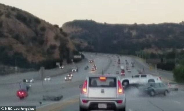 Accident in lant pe o autostrada din Los Angeles, dupa ce un sofer si un motociclist s-au luat la cearta in trafic. VIDEO