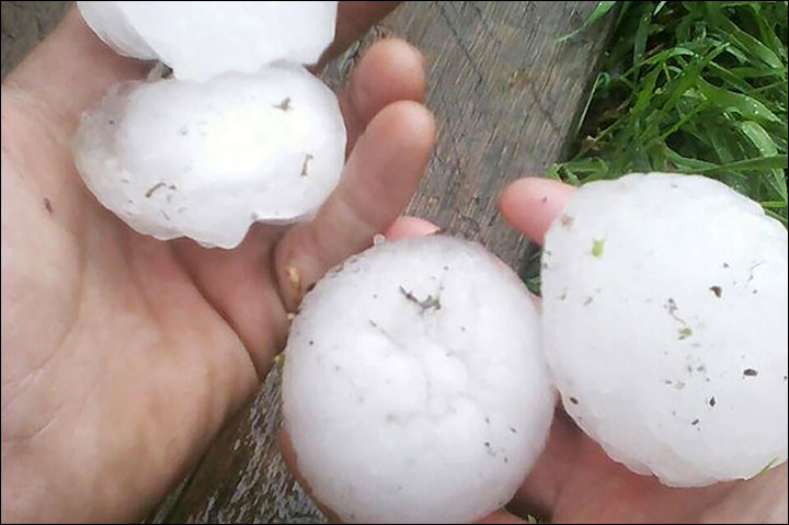 O furtuna cu bulgari uriasi de gheata a lovit o intreaga regiune din Rusia si a ucis un om. "Mi-e frica sa ma intorc acasa"