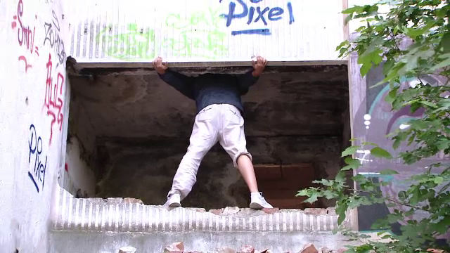 Starea adolescentului din Iasi, care a alunecat in timpul antrenamentului pentru parkour, s-a inrautatit. Nu poate fi operat