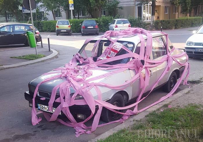 Dacie "invelita" in hartie igienica roz. Surpriza de care a avut parte un sofer din Oradea