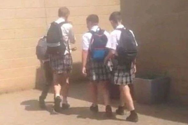 Raspunsul elevilor din Marea Britanie, obligati sa vina la scoala in pantaloni lungi. De ce au protestat in fuste