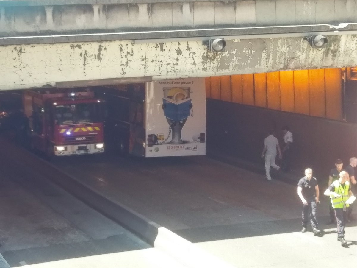 Un autobuz turistic a provocat un accident grav in Paris. De ce a incercat soferul sa treaca pe sub un pod