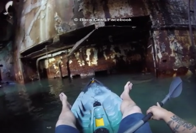 Un tanar din Constanta a intrat cu o barca si a filmat interiorul celebrei epavei din Costinesti. Ce a surprins. VIDEO