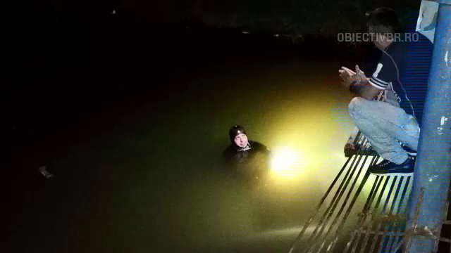 Un sofer a cazut cu masina intr-un canal intre Galati si Braila. Descoperirea facuta de ISU cand automobilul a fost scos