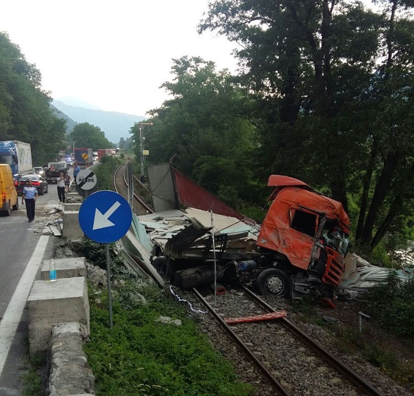 Un TIR a cazut pe calea ferata, in judetul Valcea. Ce s-a intamplat cu soferul camionului