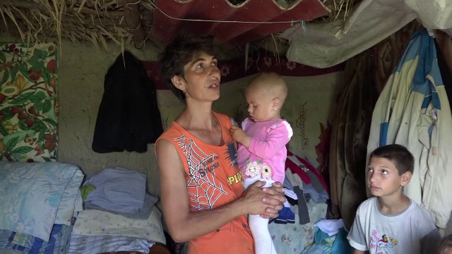 Le-a ars casa inainte de Paste, iar acum familia cu 6 copii locuieste intr-un bordei sapat in pamant. Cum ii puteti ajuta