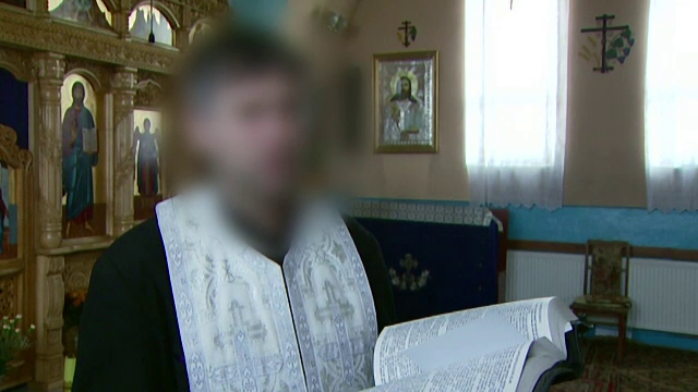 Preot, vedeta de muzica populara, inregistrat facandu-i avansuri sexuale unui minor. "Te iubesc! Te platesc pentru sex!"