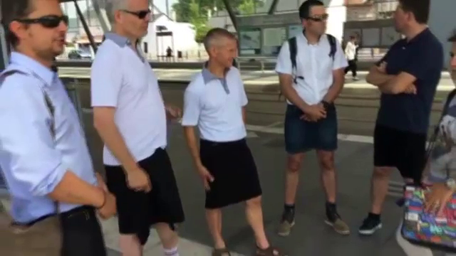 Solutia gasita de soferii de autobuz din Nantes dupa ce li s-a interzis sa vina la munca imbrac ati in pantaloni scurti