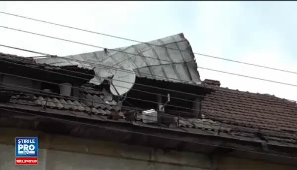 Furtuni puternice au facut prapad in tara. 5 persoane ranite, la Iasi, copaci smulsi din radacini, case si masini distruse