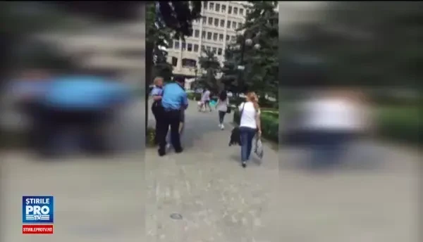 O tanara din Ploiesti a fost incatusata de politisti dupa ce controlorii au prins-o fara bilet. Ce amenda a primit