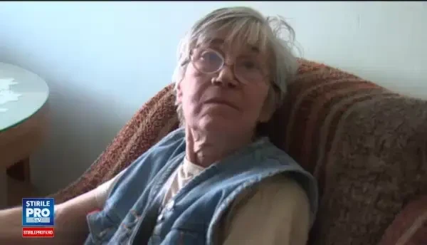 Batrana jefuita de o femeie care a promis ca o ajuta la curatenie. Zicea ca a murit mama ei, am lasat-o sa intre