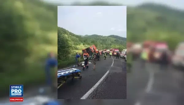 Autocar rasturnat in Brasov: primele imagini. 12 persoane au fost ranite. Planul rosu de interventie, activat