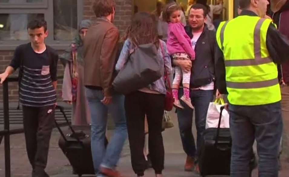 Haos dupa evacuarea a 800 de apartamente din Londra de teama unui incendiu. Locatar: "Mi s-a ridicat tensiunea!"