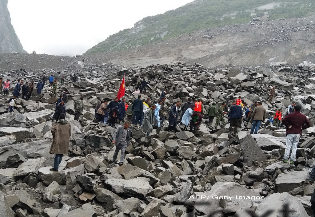 Sat din China, distrus complet de o alunecare de teren. Sunt cel putin 15 morti, alte 112 persoane sunt date disparute