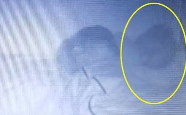 Prezenta bizara din patul copilului a speriat-o teribil. Explicatia unei mame pentru imaginile surprinse. VIDEO