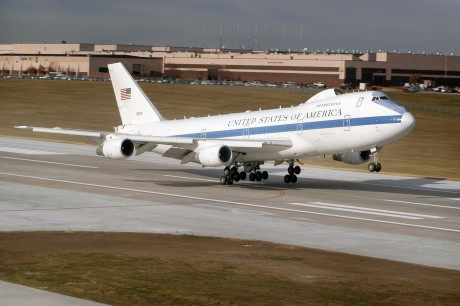 Avioane ale "Apocalipsei", construite de armata americana sa reziste la o explozie nucleara, avariate de o tornada