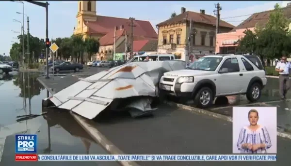 Oameni raniti si pagube importante dupa furtunile violente de vineri. 11 muncitori din Arad, loviti de o usa smulsa de vant