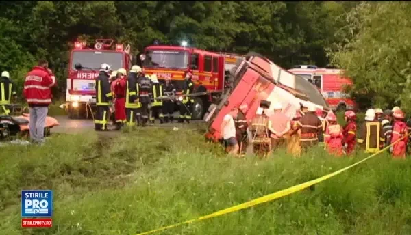 FILMUL accidentului din Brasov, unde un autocar cu 36 de oameni s-a rasturnat. Cum s-a produs si in ce stare sunt ranitii