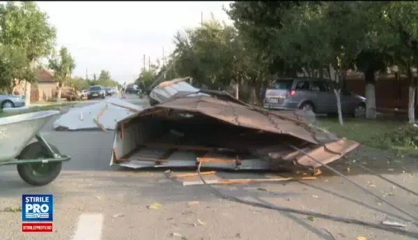 Oameni raniti si pagube importante dupa furtunile violente de vineri. 11 muncitori din Arad, loviti de o usa smulsa de vant