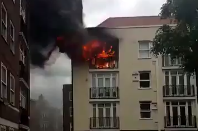 Incendiu la un bloc cu trei etaje din estul Londrei. Un barbat a fost ranit, acoperisul a fost distrus complet. VIDEO