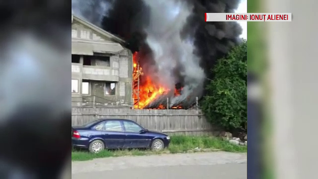 Un barbat sarman a ramas pe drumuri dupa ce casa i-a fost mistuita de incendiu. Flacarile, intetite de gunoaiele din curte