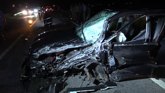 Patru persoane ranite, dupa ce un sofer de 19 ani a vrut sa depaseasca un TIR. Cu ce s-a trezit in fata masinii