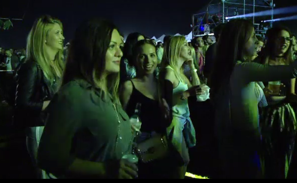 Cantaretul John Newman a facut spectacol la Festivalul Afterhills, de langa Iasi. Duminica e ultima zi de show