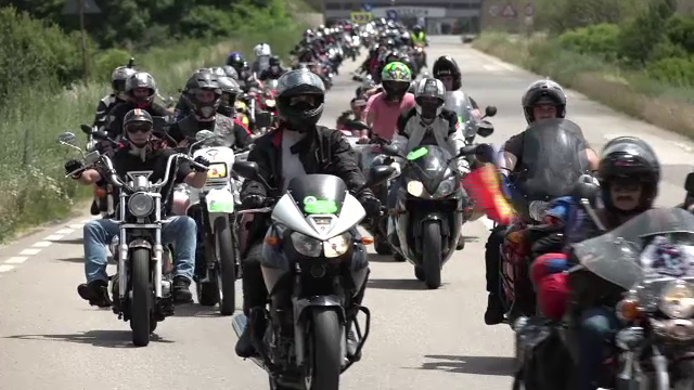 Sute de motociclisti din tara s-au intalnit la Alba Iulia. Parada care a "trezit" orasul si gestul caritabil facut