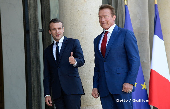 Arnold Schwarzenegger si-a facut un selfie VIDEO cu presedintele Frantei, in care il ironizeaza pe Trump. Mesajul lui Macron