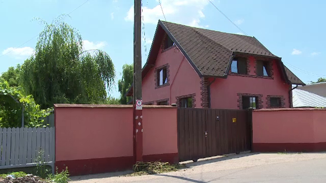 Ce-a mai ramas din frumusetea satului muntenesc traditional: "A venit valul asta de hidosenii care a inundat satele"