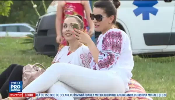 Festivalul Iei a adunat o multime de bucuresteni in Parcul Circului. Au ascultat muzica folclorica, dar si electronica