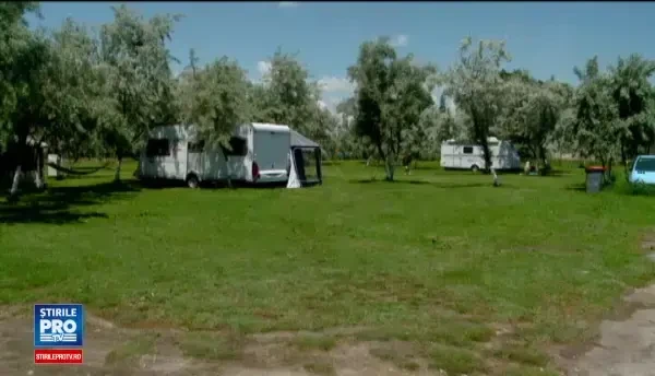 Vacanta pe litoral, cu buget redus. Cat platesc romanii pentru trei luni de stat la rulota intr-un camping special amenajat