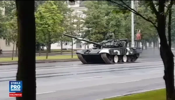 Momentul in care un tanc T-72 scapa de sub control si doboara un stalp in Minsk. Manevra neinspirata a soldatilor. VIDEO