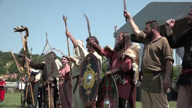 Competitie ca pe vremea dacilor, la Alba Iulia. Concurentii s-au intrecut in tras cu arcul si fuga cu mielul in spate