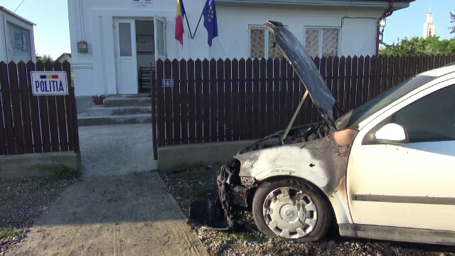 Atac asupra sediului politiei dintr-o comuna din Neamt. Cladirea a fost vandalizata, iar masina sefului de post, incendiata