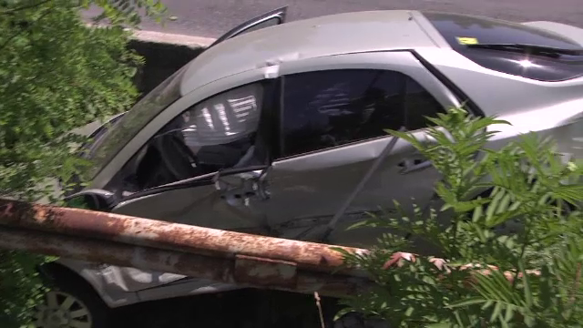 Trei masini avariate din cauza unei femei care nu s-a asigurat cand a intrat intr-o parcare. Fetita soferitei, ranita usor